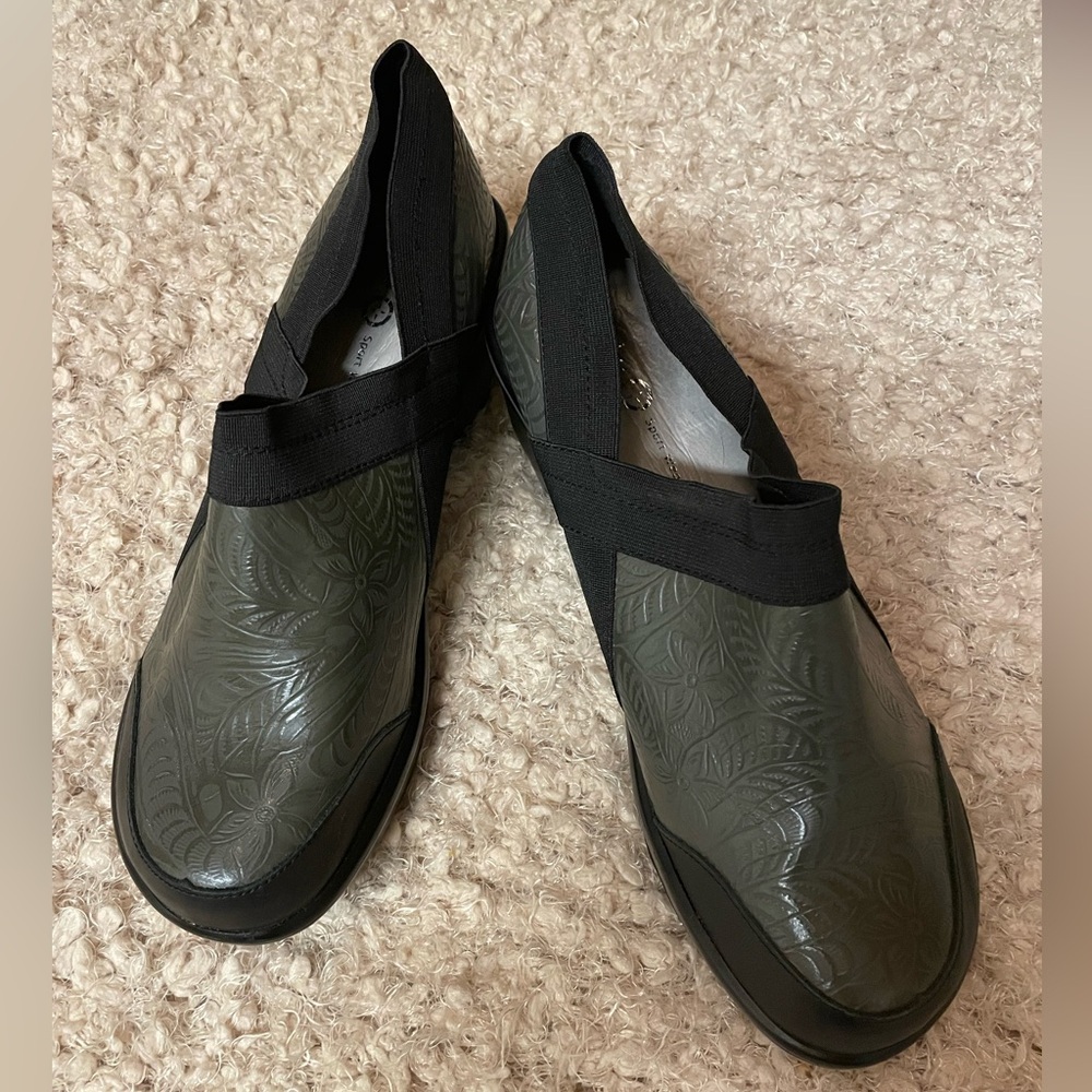 EUC! Jambu Embossed Leather Comfort Sport Wedge Black and Green Slip-On Clogs